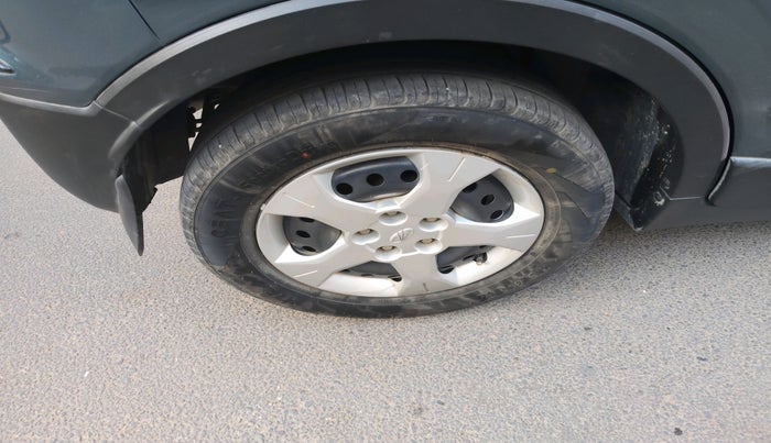 2019 Mahindra XUV300 W6 1.5 DIESEL, Diesel, Manual, 1,00,592 km, tyre