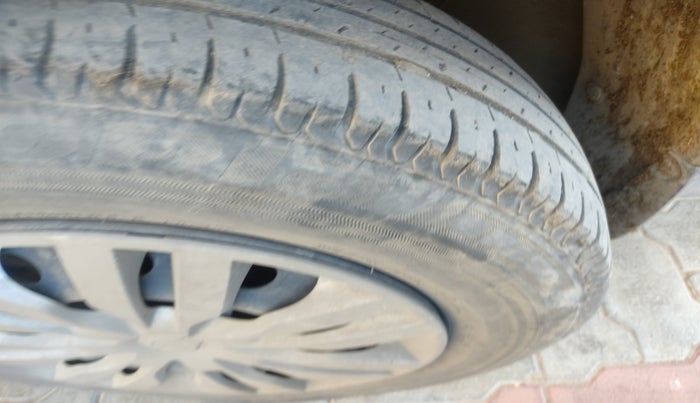 2017 Maruti Dzire VXI, Petrol, Manual, 55,675 km, tyre