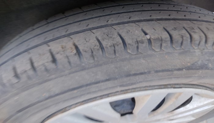 2017 Maruti Dzire VXI, Petrol, Manual, 55,675 km, tyre