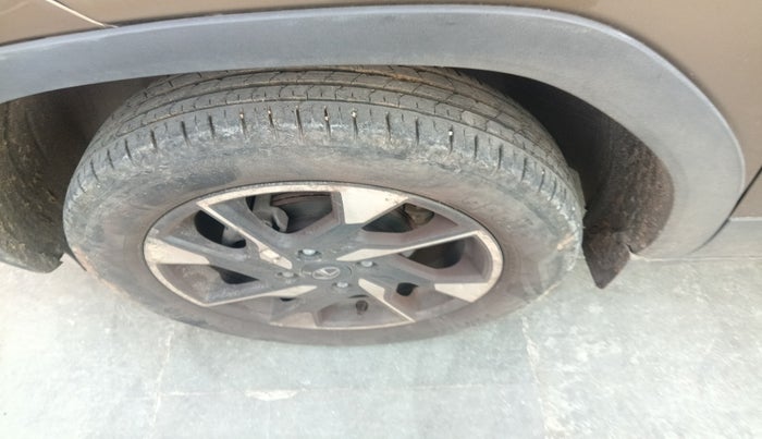 2021 Tata PUNCH CREATIVE  1.2 RTN DUAL TONE, Petrol, Manual, 33,373 km, tyre