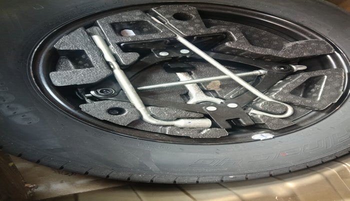 2021 Tata PUNCH CREATIVE  1.2 RTN DUAL TONE, Petrol, Manual, 33,373 km, tyre