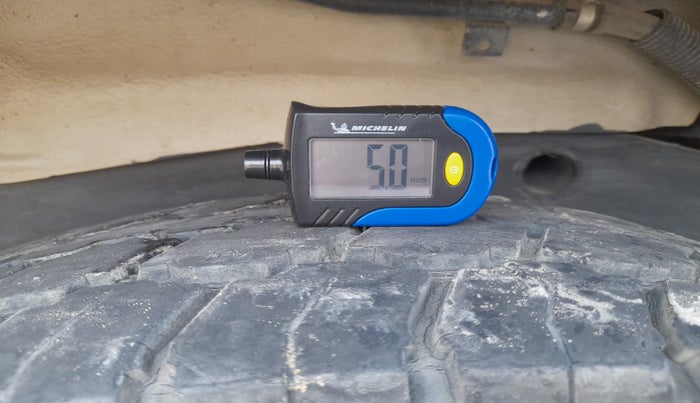 2012 Ford Endeavour 2.5L 4X2 MT, Diesel, Manual, 93,749 km, tyre