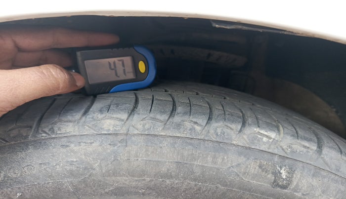 2015 Volkswagen Vento HIGHLINE 1.6 MPI, Petrol, Manual, 75,698 km, tyre