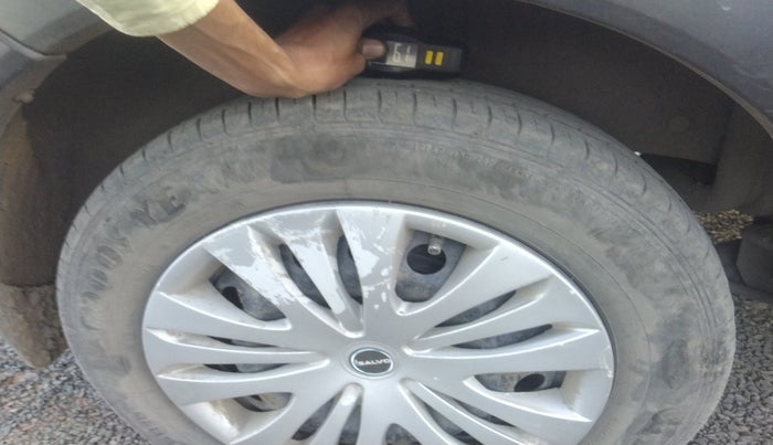 2017 Renault Lodgy 85 PS RXL STEPWAY 8 STR, Diesel, Manual, 1,52,701 km, tyre