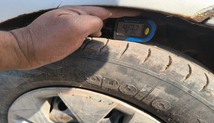 2014 Hyundai Xcent S 1.2, Petrol, Manual, 1,07,945 km, tyre