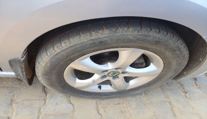 2013 Skoda Rapid ELEGANCE 1.6 TDI CR MT, Diesel, Manual, 1,04,923 km, tyre