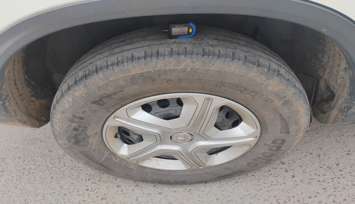 2021 Tata Harrier XMA 2.0L KRYOTEC, Diesel, Automatic, 1,03,357 km, tyre