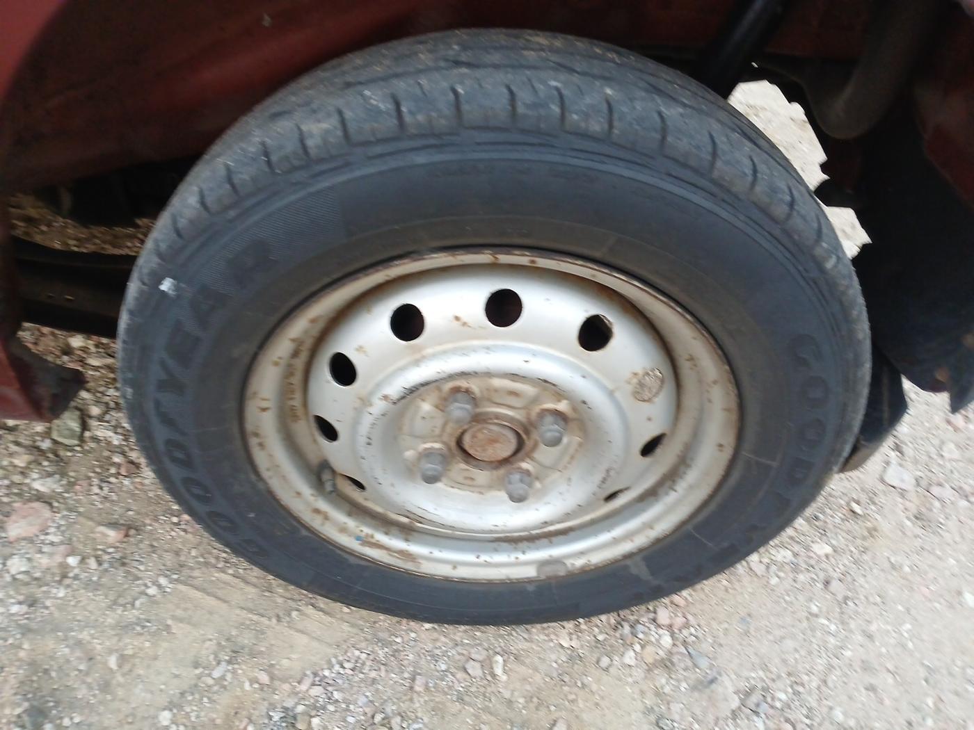 2012 Maruti Wagon R 1.0 LXI LPG, Petrol, Manual, 1,01,864 km, tyre