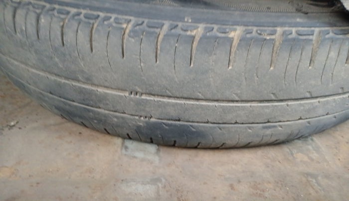 2010 Hyundai Verna TRANSFORM 1.5 SX CRDI, Diesel, Manual, 2,53,694 km, tyre