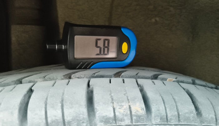 2011 Maruti Swift VXI, Petrol, Manual, 1,01,195 km, tyre