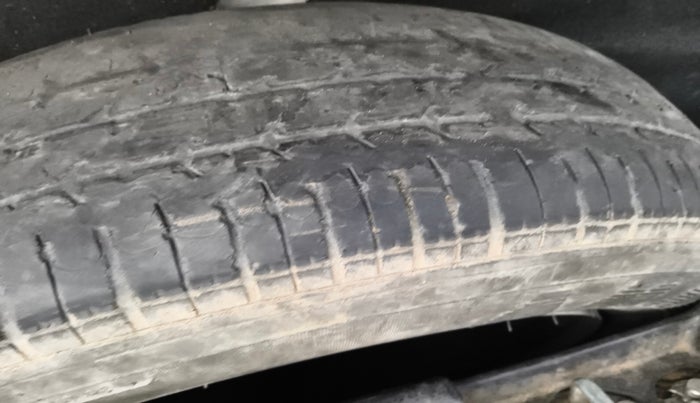 2011 Maruti Swift VXI, Petrol, Manual, 1,01,195 km, tyre