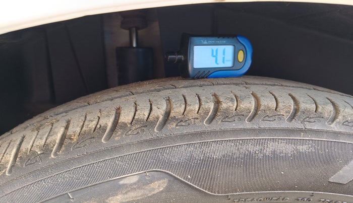 2015 Maruti Ertiga VXI, Petrol, Manual, 1,32,604 km, tyre