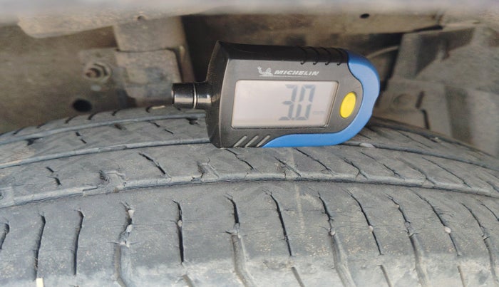 2017 Maruti Swift VXI, Petrol, Manual, 1,33,522 km, tyre