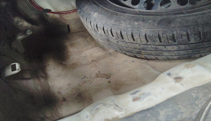 2017 Hyundai Xcent BASE 1.2, CNG, Manual, 1,03,642 km, tyre