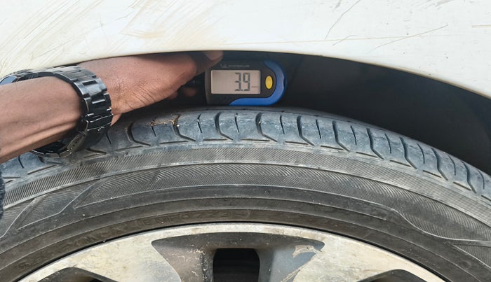 2014 Hyundai Xcent SX 1.2 (O), Petrol, Manual, 1,47,834 km, tyre