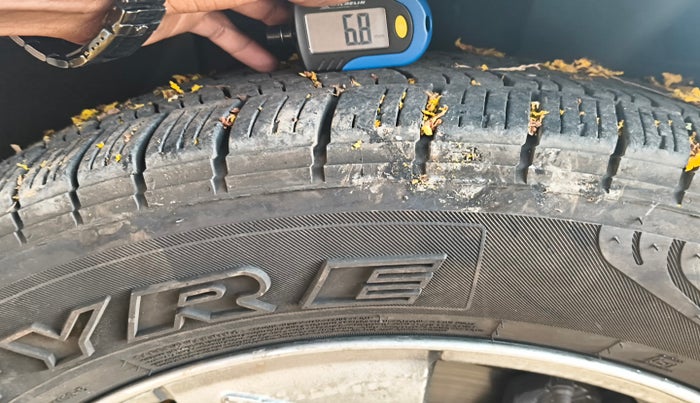 2012 Mahindra XUV500 W8, Diesel, Manual, 1,42,037 km, tyre