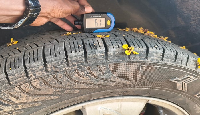 2012 Mahindra XUV500 W8, Diesel, Manual, 1,42,037 km, tyre