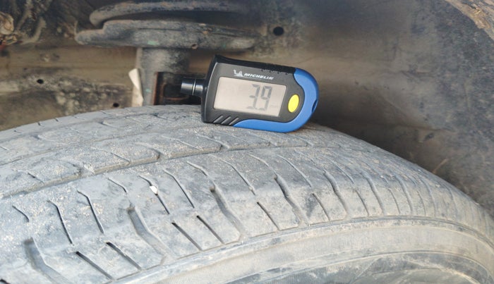 2015 Maruti Swift Dzire VXI, CNG, Manual, 2,65,601 km, tyre