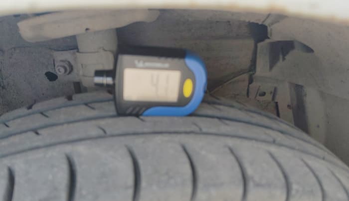 2016 Maruti Swift Dzire VXI, CNG, Manual, 1,02,992 km, tyre