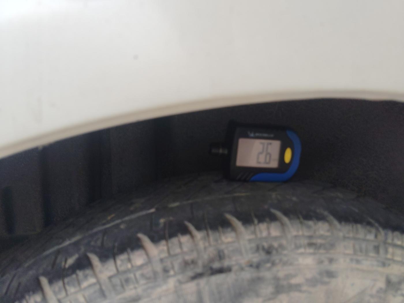2016 Maruti Swift Dzire VXI, CNG, Manual, 90,000 km, tyre