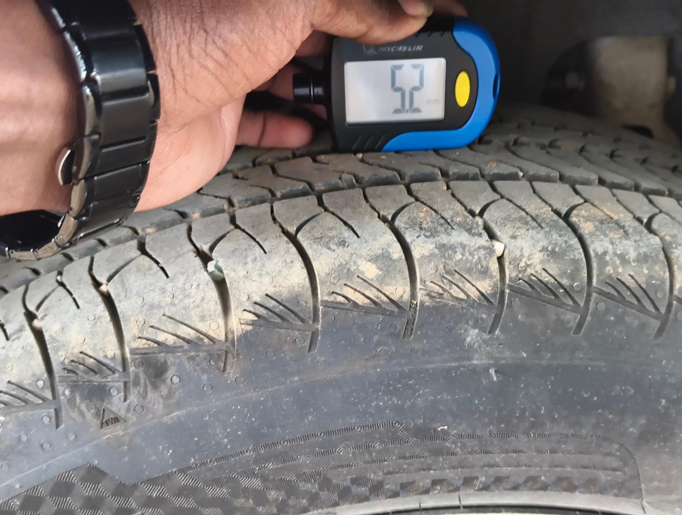 2025 Mahindra XUV 3XO AX5L 1.2 TGDi AT, Petrol, Automatic, 20,526 km, tyre