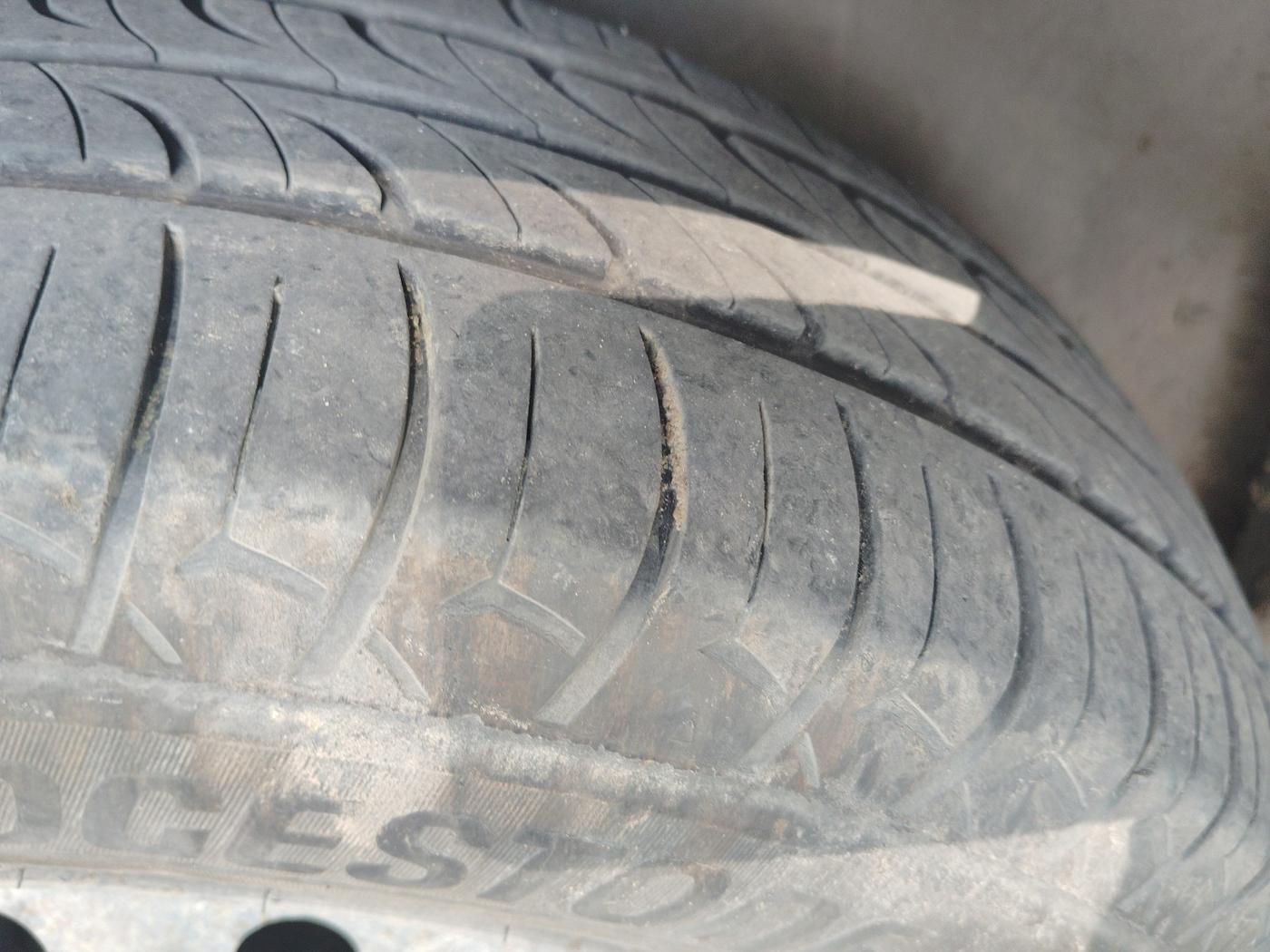 2017 Maruti Dzire VDI, Diesel, Manual, 2,27,054 km, tyre