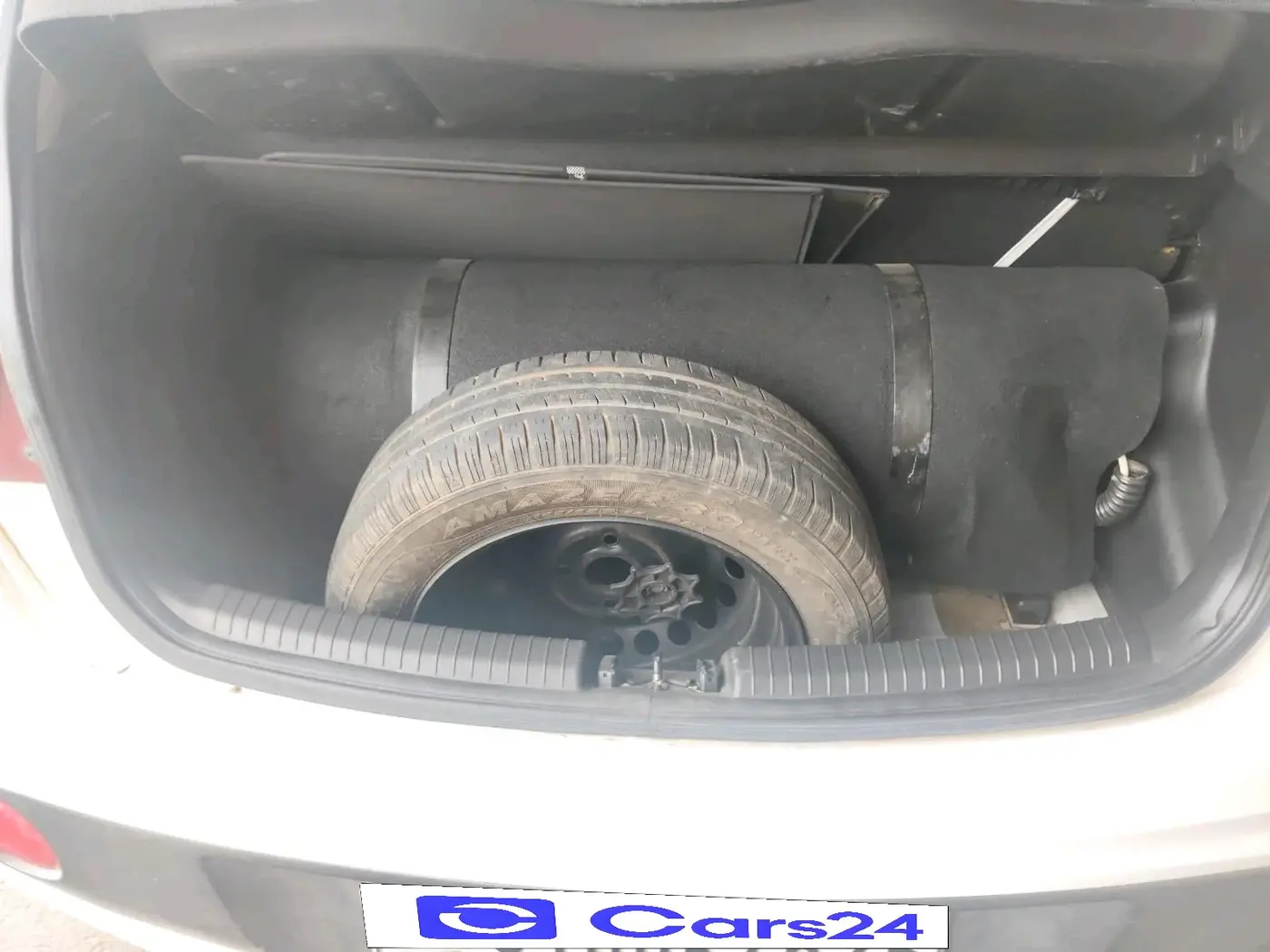 2019 Hyundai Grand i10 MAGNA AT 1.2 KAPPA VTVT, CNG, Automatic, 1,22,707 km, tyre