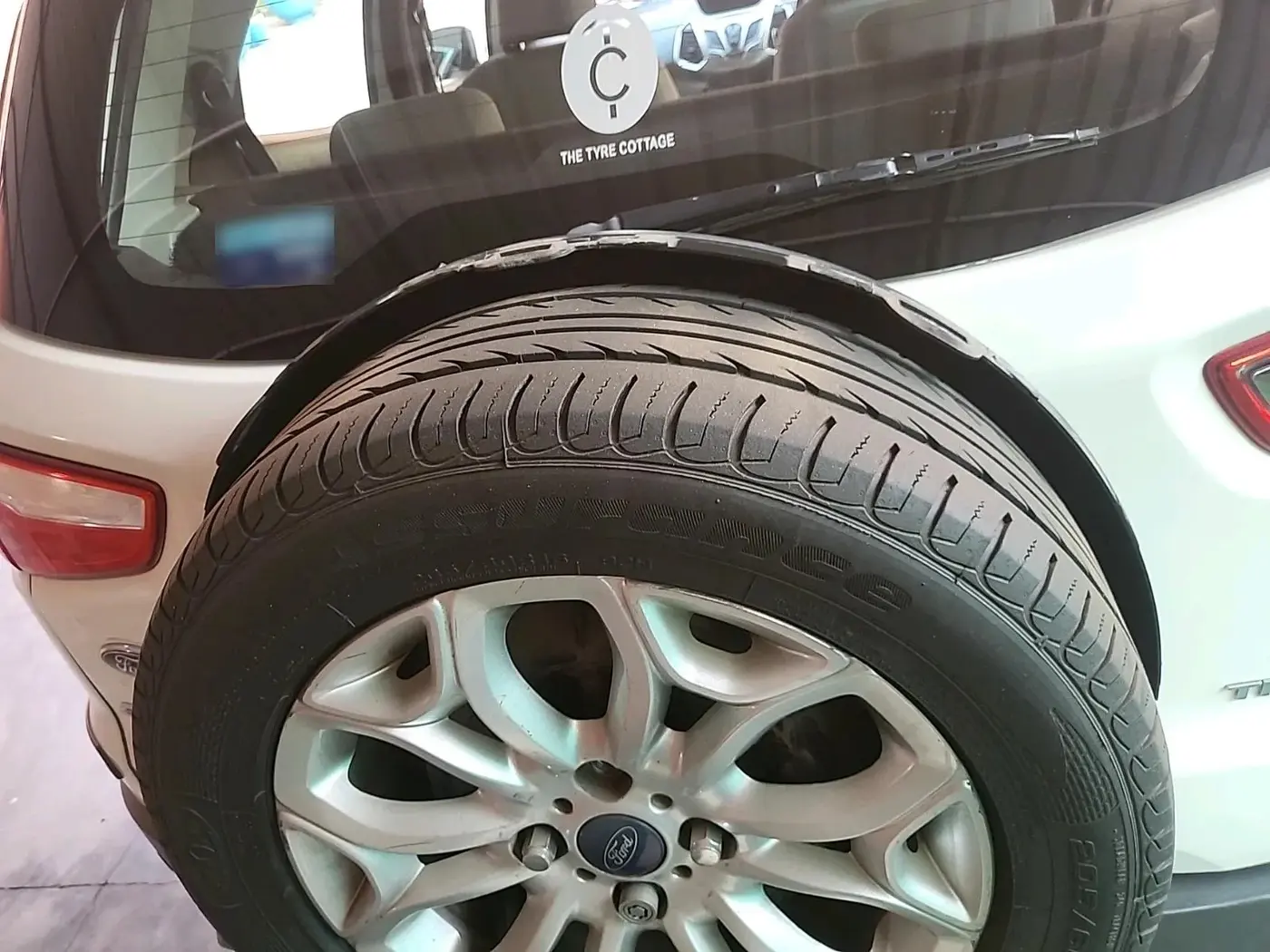 2017 Ford Ecosport TITANIUM 1.5L PETROL AT, Petrol, Automatic, 1,18,157 km, tyre