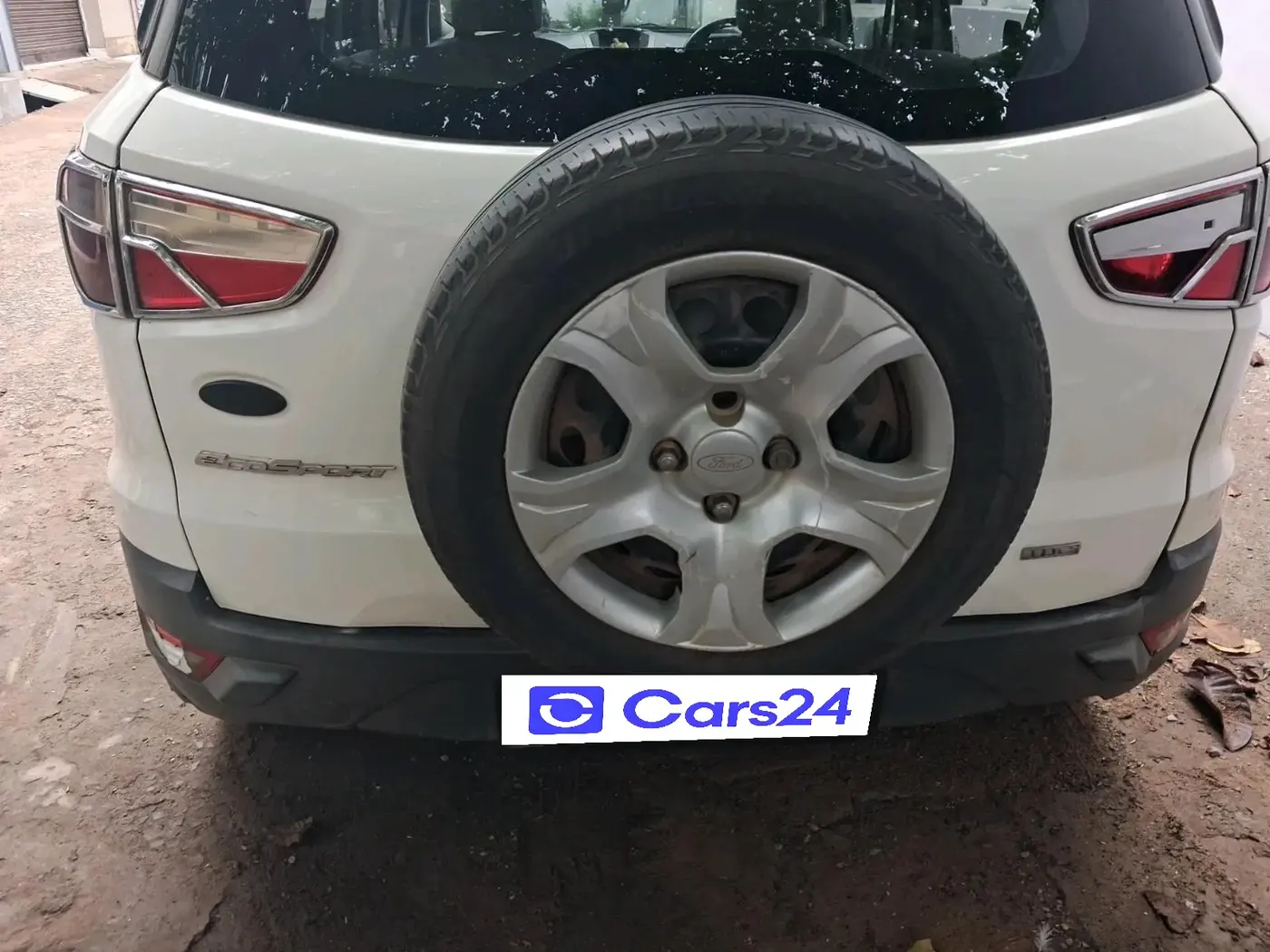 2015 Ford Ecosport AMBIENTE 1.5L DIESEL, Diesel, Manual, 1,76,212 km, tyre