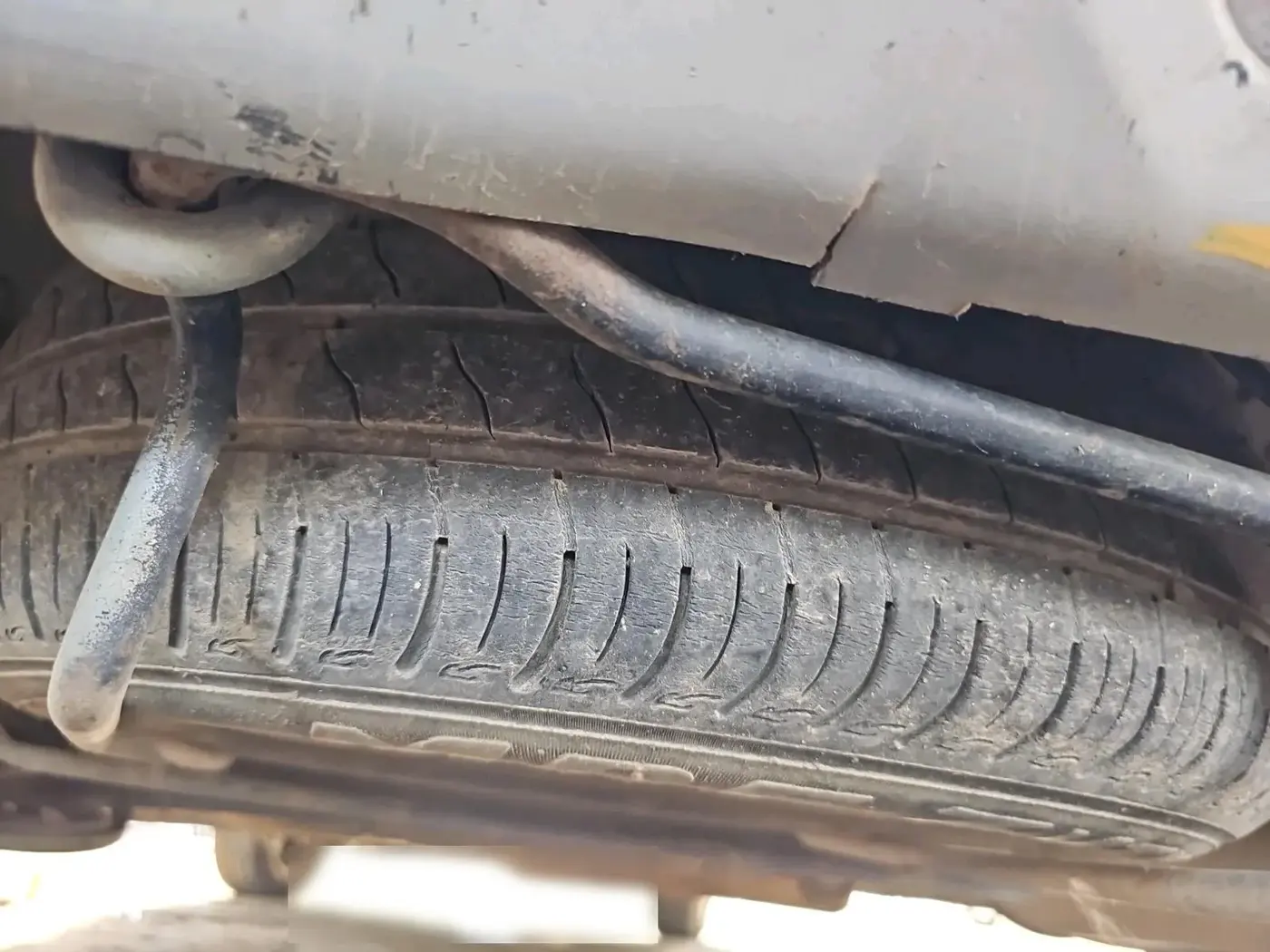 2013 Maruti Ertiga ZXI, CNG, Manual, 1,74,409 km, tyre