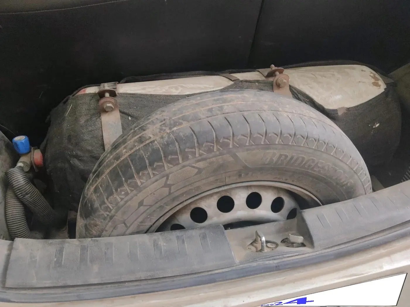 2016 Maruti Swift LXI (O), CNG, Manual, 1,05,276 km, tyre