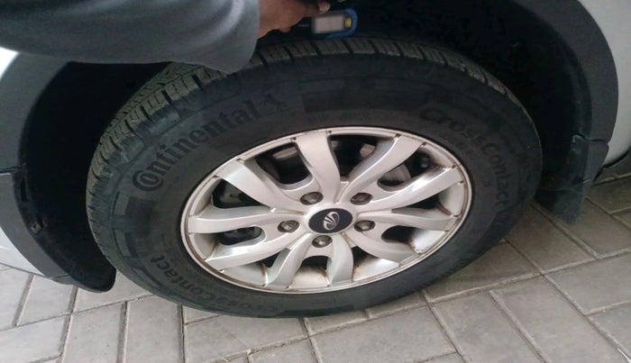 2017 Mahindra XUV500 W10 AT, Diesel, Automatic, 1,04,000 km, tyre