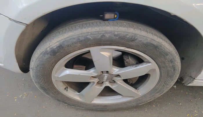 2013 Audi Q5 3.0 TDI QUATTRO, Diesel, Automatic, 1,15,728 km, tyre