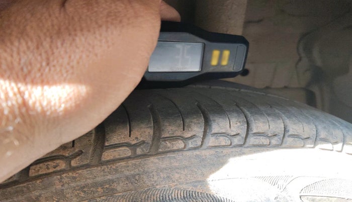 2016 Mahindra Kuv100 K8 6 STR, Petrol, Manual, 28,502 km, tyre