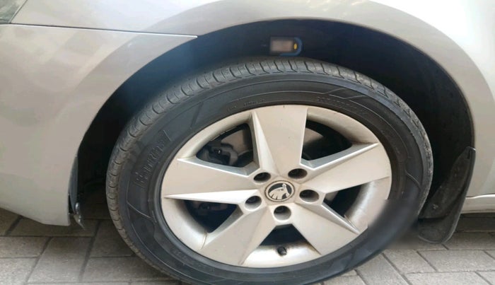 2016 Skoda Octavia AMBITION PLUS AT 1.8 TSI, Petrol, Automatic, 1,29,524 km, tyre