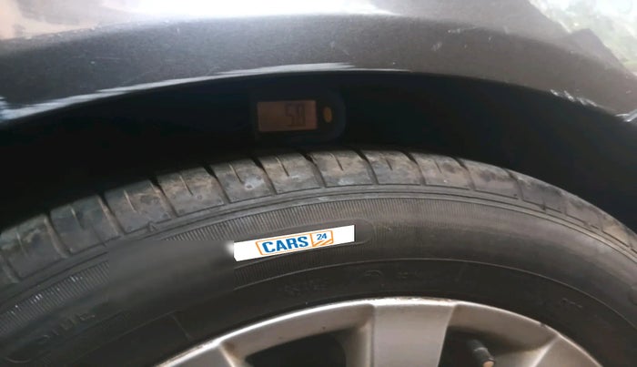 2010 Volkswagen Passat 1.8L TSI, Petrol, Manual, 97,122 km, tyre