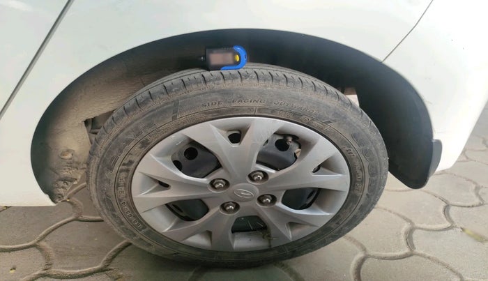 2016 Hyundai Grand i10 MAGNA AT 1.2 KAPPA VTVT, Petrol, Automatic, 32,380 km, tyre