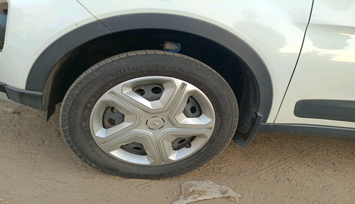 2022 Tata NEXON XM PETROL, Petrol, Manual, 26,679 km, tyre