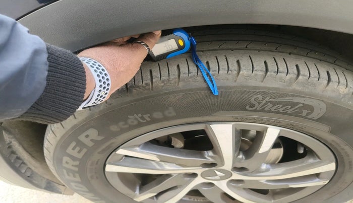 2022 Mahindra XUV700 AX 5 P AT 5 STR, Petrol, Automatic, 47,623 km, tyre