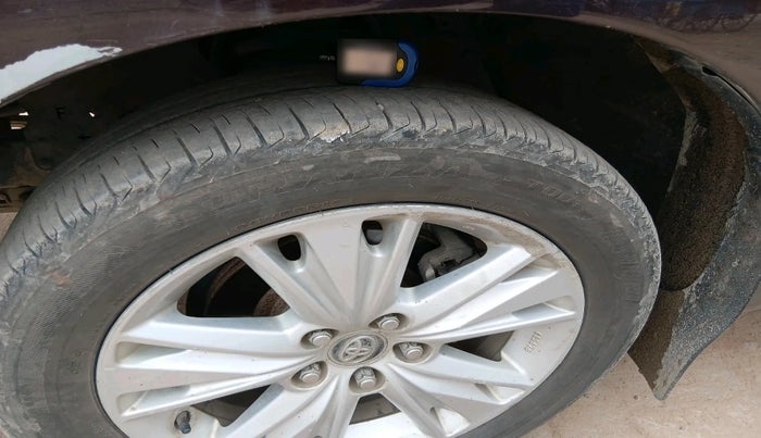 2016 Toyota Innova Crysta 2.4 ZX 7 STR, Diesel, Manual, 2,65,075 km, tyre