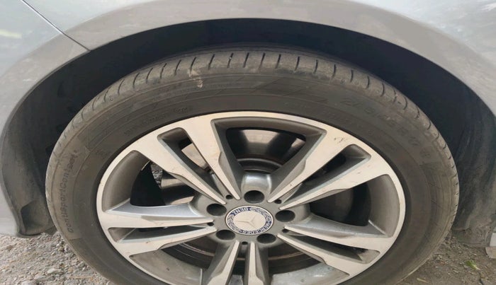 2014 Mercedes Benz E Class E 250 CDI AVANTGARDE, Diesel, Automatic, 1,18,084 km, tyre