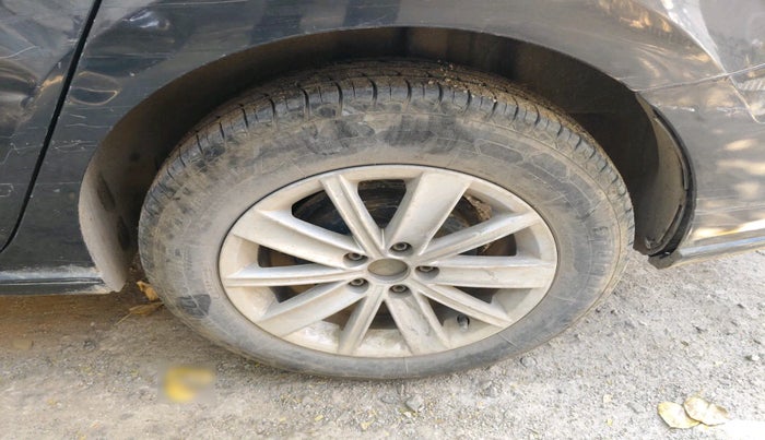 2016 Volkswagen Vento HIGHLINE 1.5 AT, Diesel, Automatic, 1,25,587 km, tyre