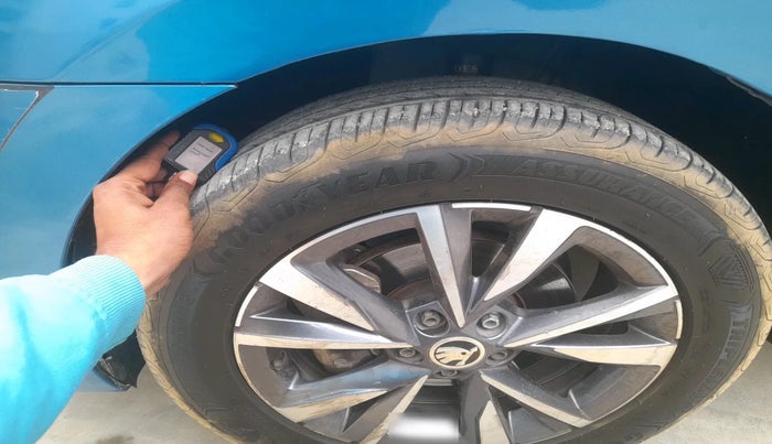 2022 Skoda SLAVIA STYLE 1.0L TSI AT, Petrol, Automatic, 91,717 km, tyre