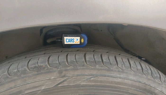 2016 Toyota Innova Crysta 2.4 VX 7 STR, Diesel, Manual, 3,75,247 km, tyre