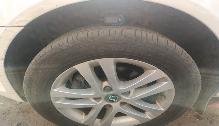 2013 Skoda Laura ELEGANCE 2.0 TDI CR AT, Diesel, Automatic, 1,29,165 km, tyre