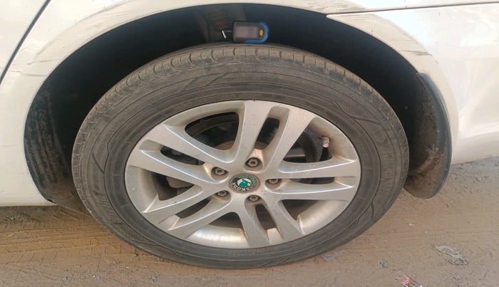 2013 Skoda Laura ELEGANCE 2.0 TDI CR AT, Diesel, Automatic, 1,29,165 km, tyre