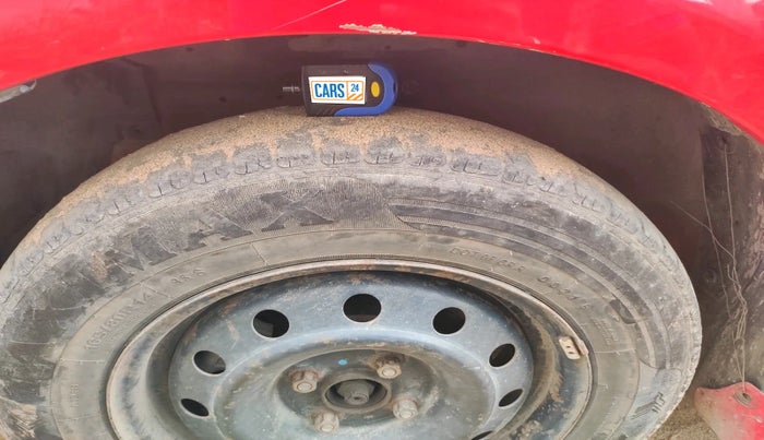 2016 Maruti Swift VXI, Petrol, Manual, 1,06,864 km, tyre