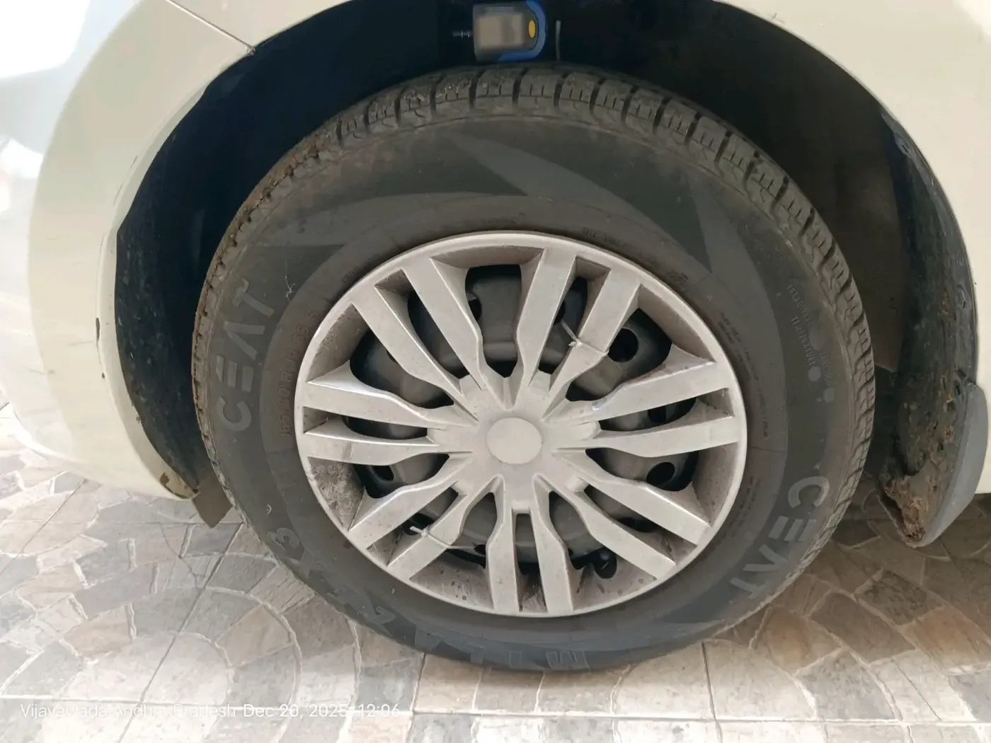 2017 Maruti Dzire VDI, Diesel, Manual, 1,62,223 km, tyre