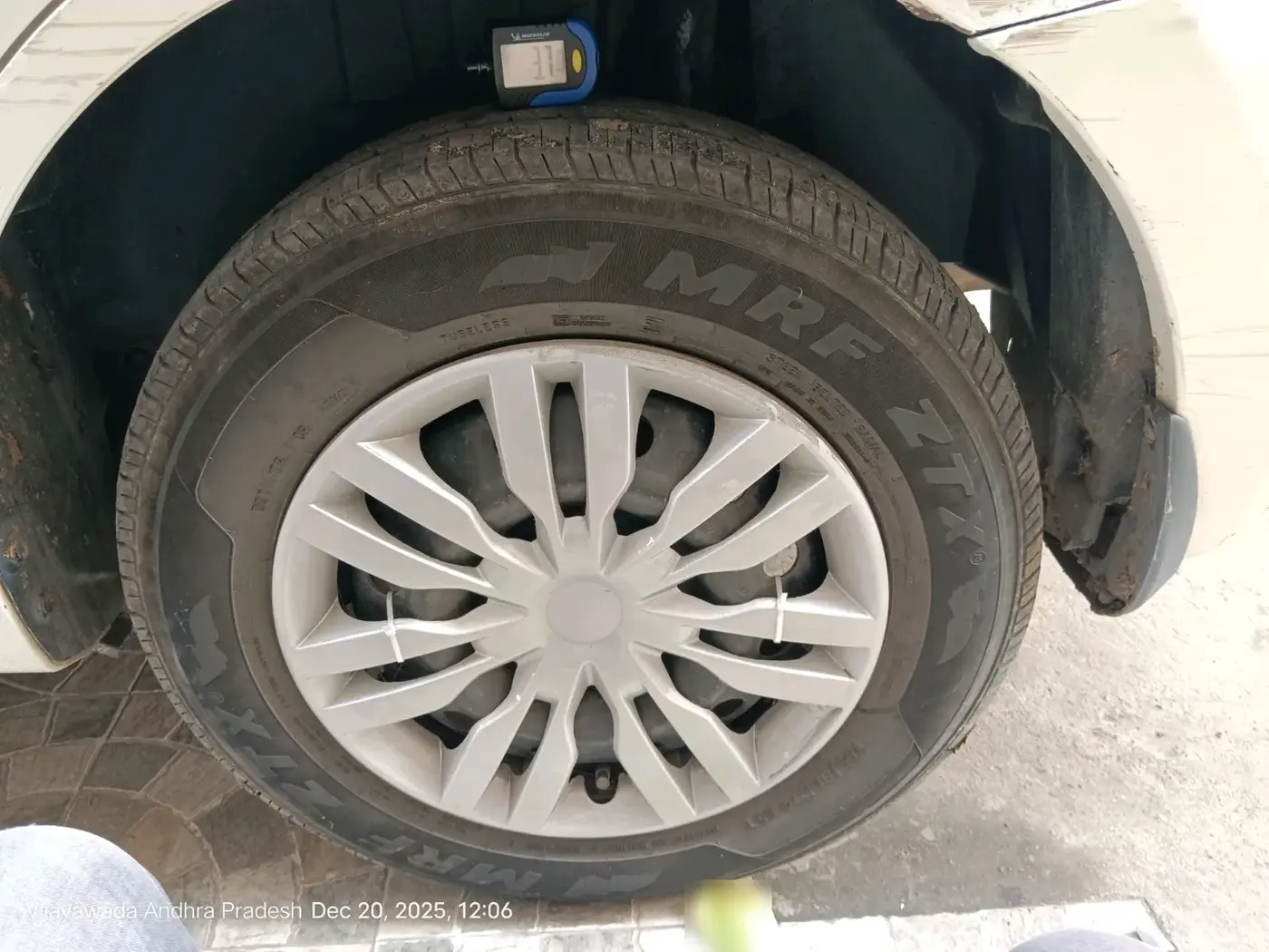 2017 Maruti Dzire VDI, Diesel, Manual, 1,62,223 km, tyre