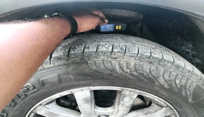 2015 Mahindra XUV500 W10, Diesel, Manual, 1,53,107 km, tyre